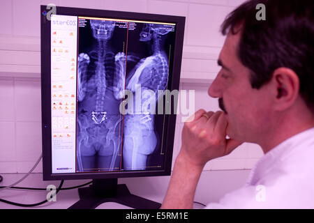 EOS biplanar scanner à rayons X, cette 2D et 3D digital X-ray imaging équipement est dédié à la pratique orthopédique et permis Banque D'Images