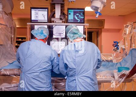 Traitement de la sténose carotidienne par angioplastie et stent réglage prothèse, ici, d'un cathéter inséré dans une veine sous Banque D'Images