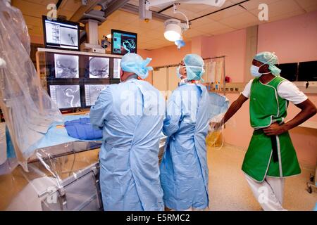 Traitement de la sténose carotidienne par angioplastie et stent réglage prothèse, ici, d'un cathéter inséré dans une veine sous Banque D'Images