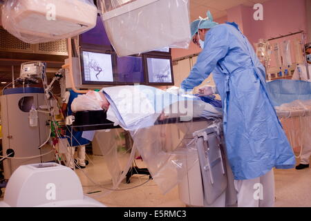 Traitement de la sténose carotidienne par angioplastie et stent réglage prothèse, ici, à la fin de l'opération, l'hôpital de Limoges, France. Banque D'Images
