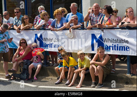 Visiteurs regardant street parade à Whitstable Oyster Festival Kent England UK Banque D'Images