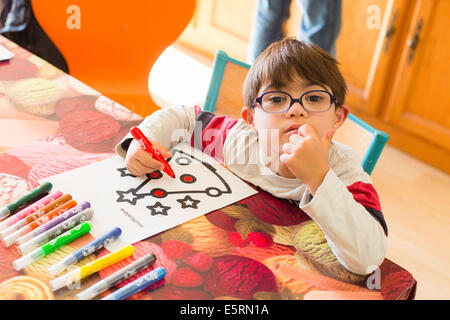 7 ans garçon le syndrome de éduqués dans un IME. Medical-Educational Institut de Montmoreau, Charente. Banque D'Images