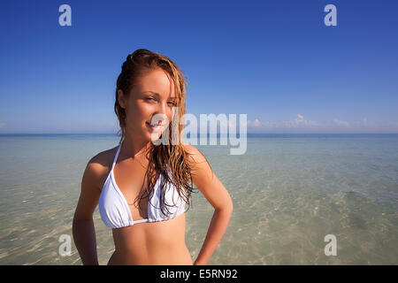 Woman on beach in bikini à Key West, Floride, USA Banque D'Images
