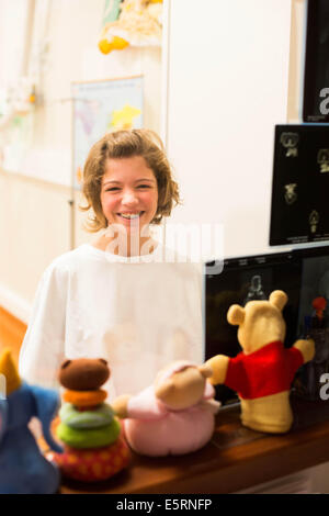 Examen annuel d'une jeune fille de 13 ans souffrant de mucoviscidose. L'hôpital de Limoges, France. Banque D'Images