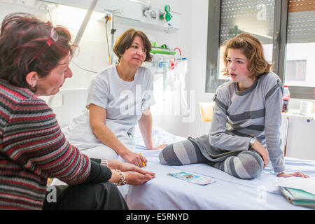 Examen annuel d'une jeune fille de 13 ans souffrant de mucoviscidose. L'hôpital de Limoges, France. Banque D'Images