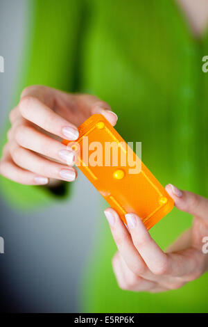 Woman holding Norlevo pilule du lendemain (contraception orale d'urgence). Banque D'Images