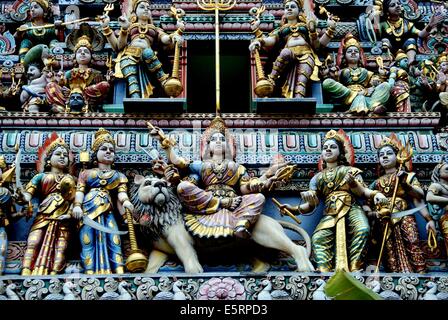 Singapour : figures sculptées et peintes de couvrir les gopuram Sikhara porte d'entrée à la tour du temple hindou Sri Veeramakaliamman Banque D'Images