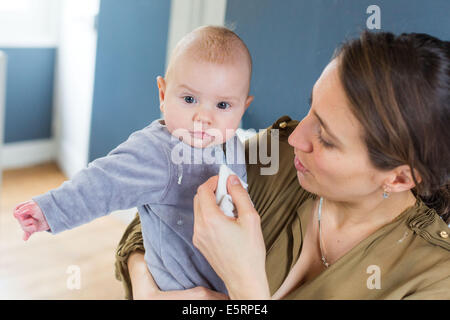 Vomissements 5-month-old baby boy. Banque D'Images