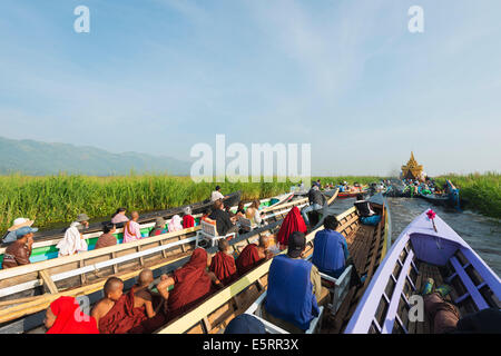 En Asie du sud-est, le Myanmar, l'État Shan, au Lac Inle lors du Festival de la Pagode Phaung Daw Oo Banque D'Images