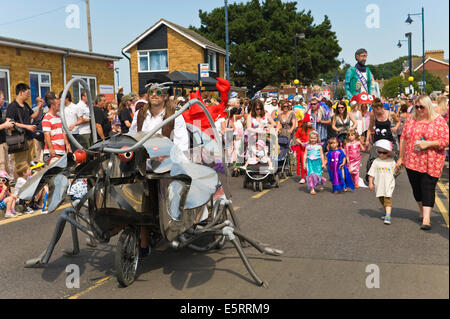 Défilé dans le centre-ville au cours de Whitstable Oyster Festival Kent England UK Banque D'Images