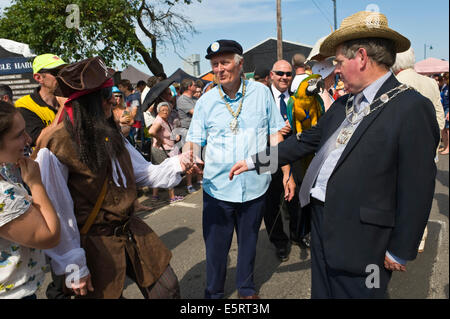 De Shérif avec parrot en parade à Whitstable Oyster Festival Kent England UK Banque D'Images