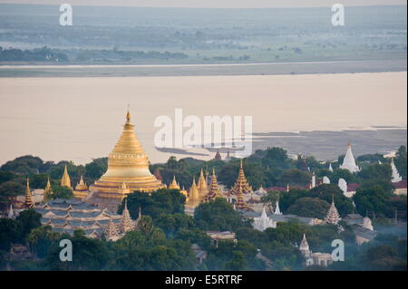 Shwezigon, Pagan, Birmanie, du ballon. Banque D'Images
