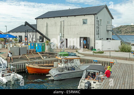 Vue sur Åstols Rökeri ou smokehouse restaurant et sur l'île d'Åstol, Bohuslän, Västra Götaland Iän, Suède, Scandinavie. Banque D'Images