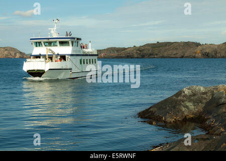 Hakefjord ferry transportant des passagers à l'île d'Åstol, Îles Tjörn, Bohuslan, Västra Götaland Iän, la Suède. Banque D'Images