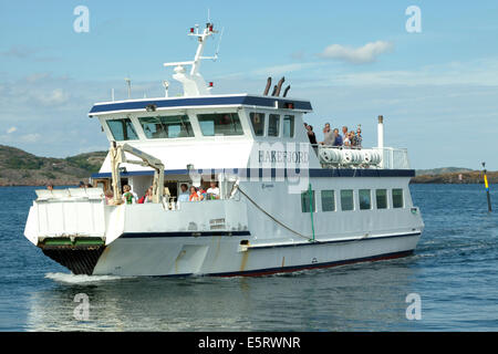 Ferry Hakefjord près d'arriver à l'île d'Åstol, Îles Tjörn, Bohuslan, Västra Götaland Iän, la Suède. Banque D'Images