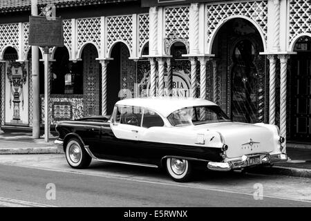 1950 Pontiac dans le centre-ville d'Ybor City Tampa FL Banque D'Images