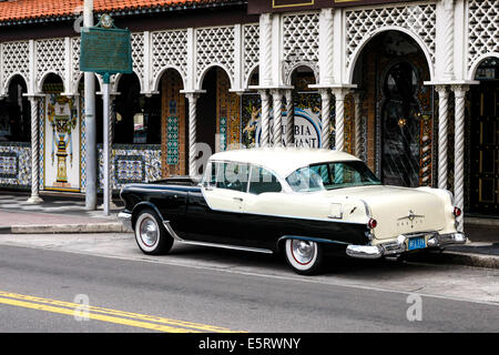 1950 Pontiac dans le centre-ville d'Ybor City Tampa FL Banque D'Images