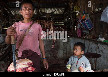 Butcher, marché, l'État de Chin, Mindat, Myanmar. Banque D'Images