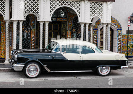 1950 Pontiac dans le centre-ville d'Ybor City Tampa FL Banque D'Images