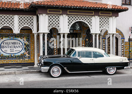 1950 Pontiac dans le centre-ville d'Ybor City Tampa FL Banque D'Images