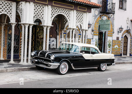 1950 Pontiac dans le centre-ville d'Ybor City Tampa FL Banque D'Images