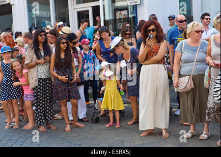 Visiteurs regardant street parade à Whitstable Oyster Festival Kent England UK Banque D'Images