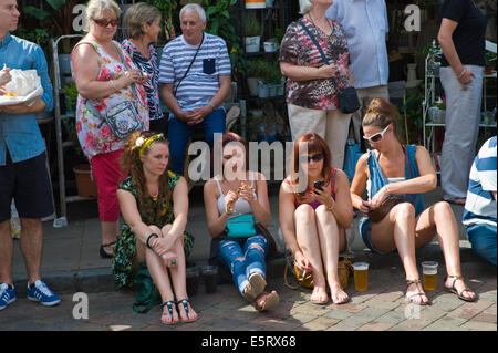 Visiteurs regardant street parade à Whitstable Oyster Festival Kent England UK Banque D'Images