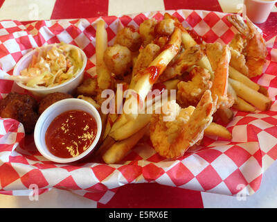 Crevettes panées frites Ketchup Colslaw Le Dîner Banque D'Images