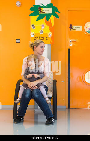 Garderie d'enfants infirmière auxiliaire, Angoulême, France. Banque D'Images