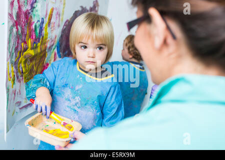 Garderie d'enfants infirmière auxiliaire, Angoulême, France. Banque D'Images