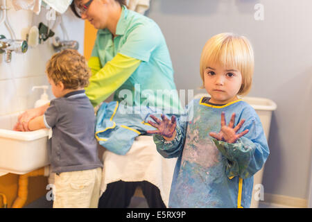 Garderie d'enfants infirmière auxiliaire, Angoulême, France. Banque D'Images