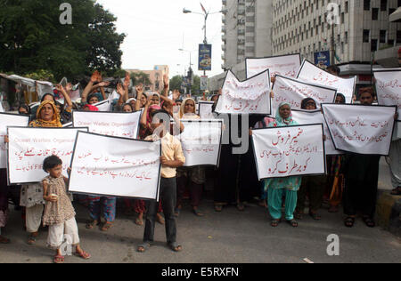 Karachi, Pakistan. Le 05 août, 2014. Les membres de l'Organisation du bien-être de l'océan en scandant des slogans contre la mauvaise conduite de la formation des administrateurs, Wahab Abbasi car ils exigent de Gouvernement du Sind de sa résiliation au cours d'une manifestation de protestation organisée à Karachi press club le Mardi, Août 05, 2014. Credit : Asianet-Pakistan/Alamy Live News Banque D'Images