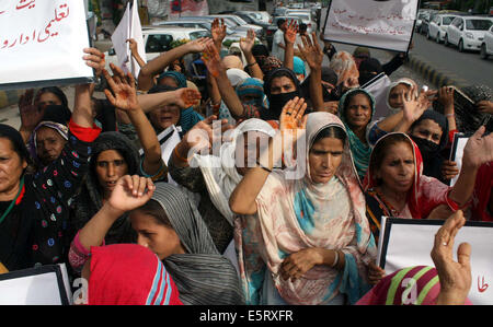 Karachi, Pakistan. Le 05 août, 2014. Les membres de l'Organisation du bien-être de l'océan en scandant des slogans contre la mauvaise conduite de la formation des administrateurs, Wahab Abbasi car ils exigent de Gouvernement du Sind de sa résiliation au cours d'une manifestation de protestation organisée à Karachi press club le Mardi, Août 05, 2014. Credit : Asianet-Pakistan/Alamy Live News Banque D'Images