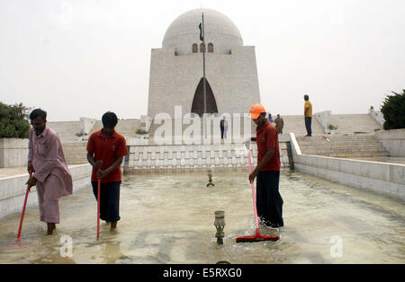 Karachi, Pakistan. Le 05 août, 2014. Rénovation et nettoyage des travaux sont réalisés dans des locaux de Quaid-e-Azam Muhammad Ali Jinnah mausolée à propos du 14 août, le jour de l'indépendance du Pakistan devant nous, dans la région de Karachi le Mardi, Août 05, 2014. Credit : Asianet-Pakistan/Alamy Live News Banque D'Images