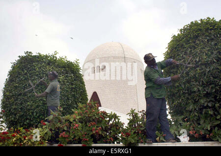 Karachi, Pakistan. Le 05 août, 2014. Rénovation et nettoyage des travaux sont réalisés dans des locaux de Quaid-e-Azam Muhammad Ali Jinnah mausolée à propos du 14 août, le jour de l'indépendance du Pakistan devant nous, dans la région de Karachi le Mardi, Août 05, 2014. Credit : Asianet-Pakistan/Alamy Live News Banque D'Images