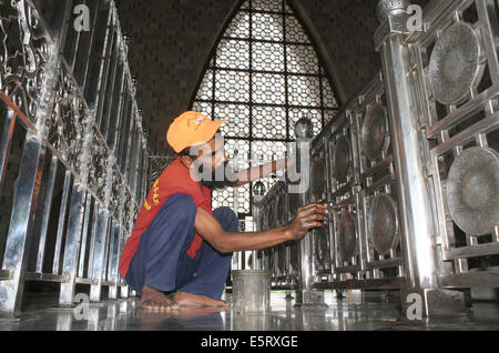 Karachi, Pakistan. Le 05 août, 2014. Rénovation et nettoyage des travaux sont réalisés dans des locaux de Quaid-e-Azam Muhammad Ali Jinnah mausolée à propos du 14 août, le jour de l'indépendance du Pakistan devant nous, dans la région de Karachi le Mardi, Août 05, 2014. Credit : Asianet-Pakistan/Alamy Live News Banque D'Images