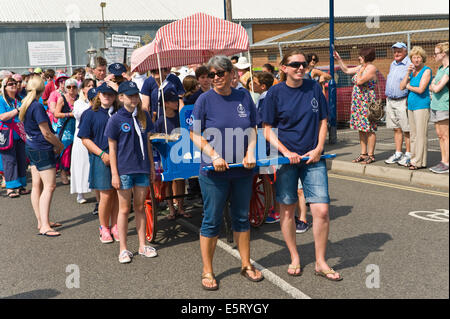 Tirez les Scouts marins panier symbolique plein de sac d'huîtres en parade à Whitstable Oyster Festival Kent England UK Banque D'Images