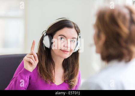 En femme-pure tone audiometry test. Banque D'Images