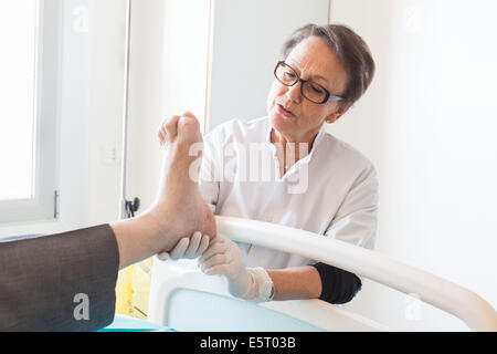 Podiatre examinant les pieds d'un patient diabétique, l'hôpital d'Angoulême, France. Banque D'Images