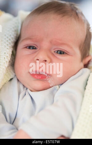 D'un reflux oesophagien 3 mois bébé garçon. Banque D'Images