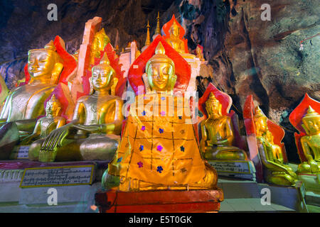 En Asie du sud-est, le Myanmar, Pindaya, statues de Bouddha en entrée de grotte naturelle Shwe Oo Min Pagoda Banque D'Images