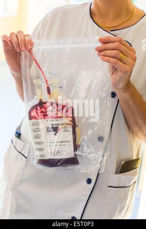 La transfusion sanguine, l'hôpital d'Angoulême, France, Banque D'Images