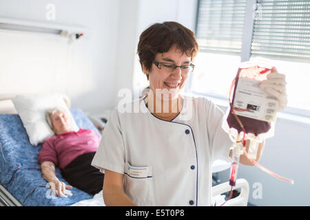 La transfusion sanguine, l'hôpital d'Angoulême, France, Banque D'Images