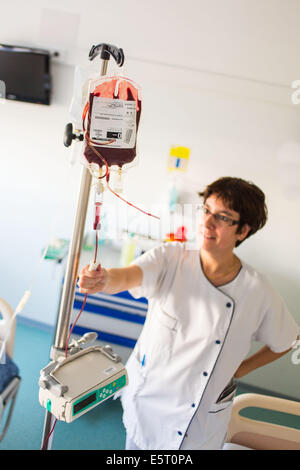 La transfusion sanguine, l'hôpital d'Angoulême, France, Banque D'Images