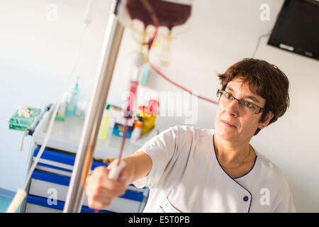 La transfusion sanguine, l'hôpital d'Angoulême, France, Banque D'Images