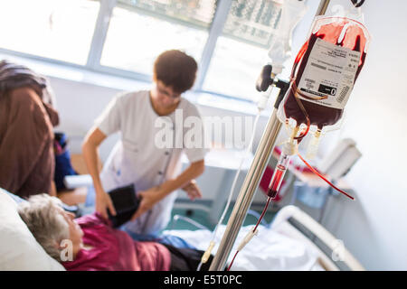 La transfusion sanguine, l'hôpital d'Angoulême, France, Banque D'Images