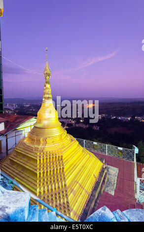 En Asie du sud-est, le Myanmar, Pindaya, statues de Bouddha en entrée de grotte naturelle Shwe Oo Min Pagoda Banque D'Images