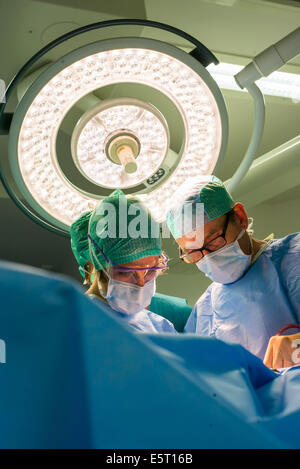 Traitement du ronflement l'amygdalectomie (ablation des amygdales), son stagiaire (à gauche) et un chirurgien, hôpital Foch, Suresnes, France. Banque D'Images