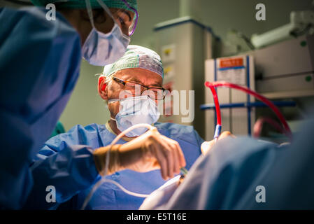 Traitement du ronflement l'amygdalectomie (ablation des amygdales), son stagiaire (à gauche) et un chirurgien, hôpital Foch, Suresnes, France. Banque D'Images