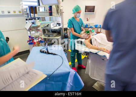 Le patient sous endoscopie du sommeil afin de déterminer les causes du ronflement, hôpital Foch, Suresnes, France. Banque D'Images